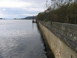 Balise fluviale sur le mur de la voie ferrée - geograph.org.uk - 961147.jpg