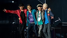 The Stones buigen na de show in Londen op 22 mei 2018.