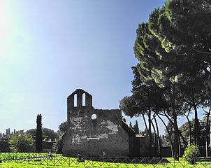 Roma, via Appia Antica: chiesa di San Nicola di fronte al mausoleo di Cecilia Metella