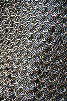 https://upload.wikimedia.org/wikipedia/commons/thumb/8/88/Roman_chainmail_detail.jpg/228px-Roman_chainmail_detail.jpg