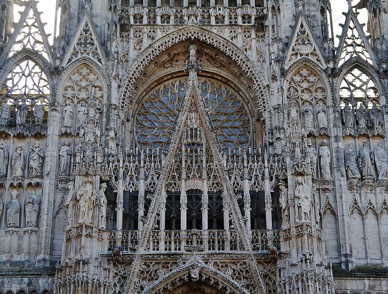 File:Rouen Cathédrale Primatiale Notre-Dame-de-l'Assomption Fassade Westrosette & Wimperg 1.jpg