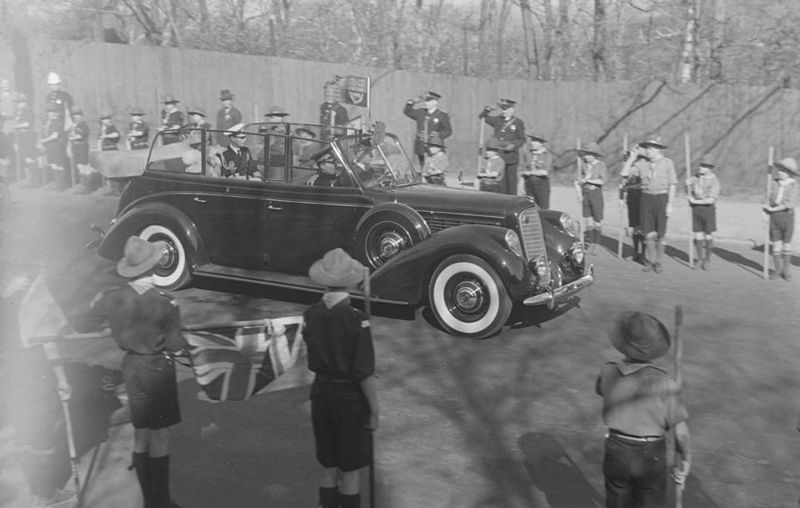 File:Royal Visit. King and Queen on Cedar Ave BAnQ P48S1P04223.jpg