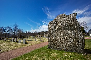 Rune stone at Vallentuna Church Fotografia: Björn Strömfeldt Licenza: CC-BY-SA-3.0