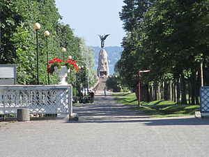 Вид на памятник «Русалка» из кадриоргского парка