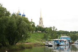 Kremlin de Riazán visto desde el río Oká