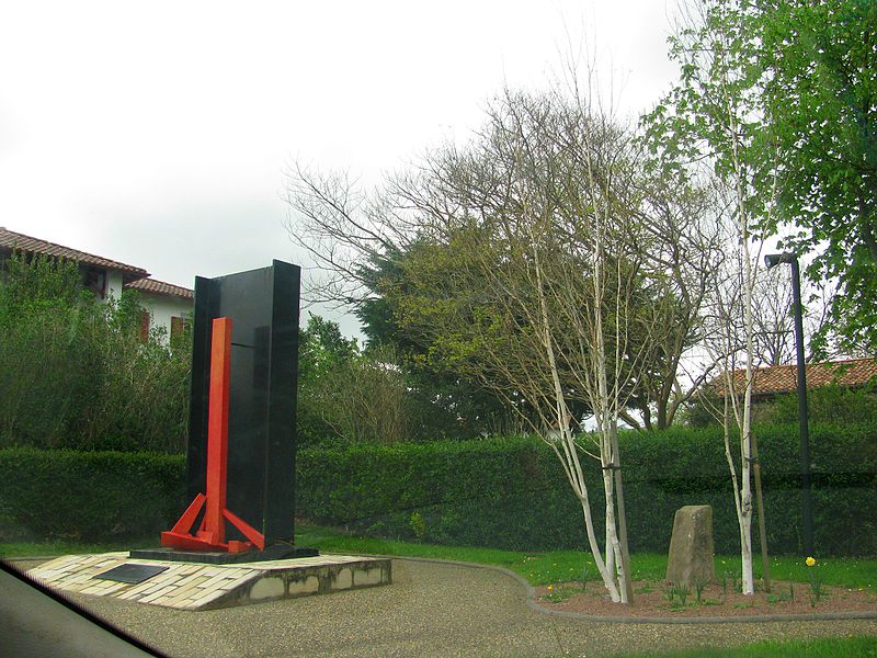 File:Saint-Pée-sur-Nivelle Monument aux sorcières de1609.jpg