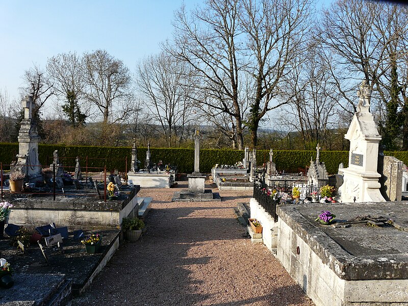 File:Saint-Victor (24) cimetière.JPG