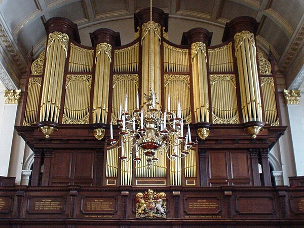 The organ in 2009 (since rebuilt)