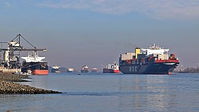 Schiffsverkehr auf der Elbe in Hamburg