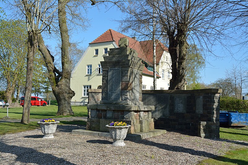 File:Schleswig-Holstein, Heiligenstedten, Ehrenmal NIK 2433.JPG