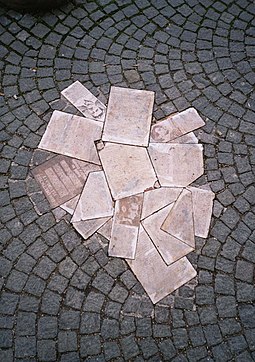Monument to the "Weisse Rose". Scholl-Denkmal, Munchen.jpg