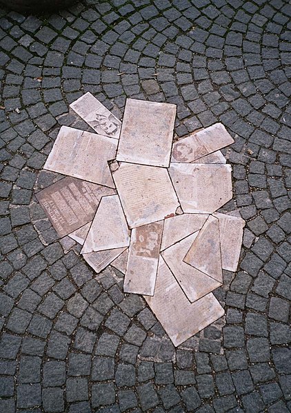 Monument to the "Weiße Rose" in front of the Ludwig Maximilian University of Munich