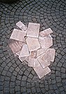 Das Mahnmal für die Weiße Rose vor dem Hauptgebäude der Ludwig-Maximilians-Universität München stellt die verteilten Flugblätter dar.