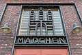 Deutsch: Schule Langenfort in Hamburg-Barmbek-Nord, Eingang zum Mädchenflügel. Detailaufnahme der Baukeramik von Richard Kuöhl.