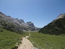 Le Gran Plan che forma parte delľalpe di Fanes Grande. Sullo sfondo il gruppo di Fanis con il monte Ciaval.