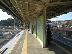 Shonan-jednokolejka-Nishi-kamakura-station-platform.jpg