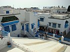 Sidi Bou Saïd mit seinen typischen Fassaden, blauen Erkern und Fensterziergittern