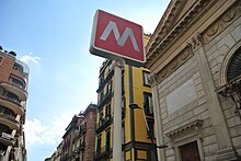 La segnaletica nelle stazioni dell'arte è ordinata e chiara. Nella foto, la stazione di Toledo, con la chiesa di Santa Maria delle Grazie a Toledo sulla destra.