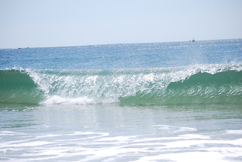 File:Small waves at Misquamicut Beach, RI.JPG