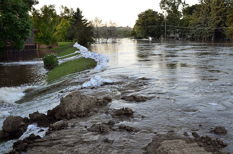 File:Souris River swelling above the temporary levees in Minot, N.D..jpg