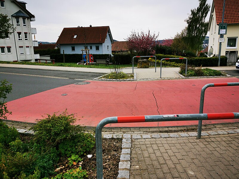 File:Spielplatzweg im Wohngebiet Kirschengarten in Tauberbischofsheim 010.jpg