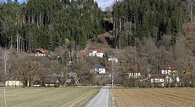 Dovozna cesta iz zahoda do središča kraja Podgora/Unterbergen