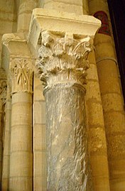 Ponovno uporabljen starorimski steber z merovinškim kapitelom