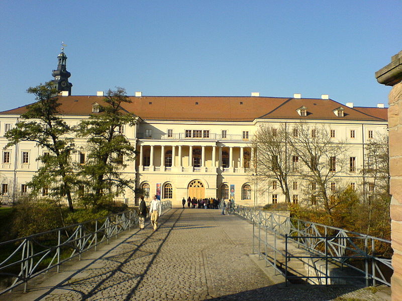 File:Stadtschloss Weimar, von der Brücke aus.jpg