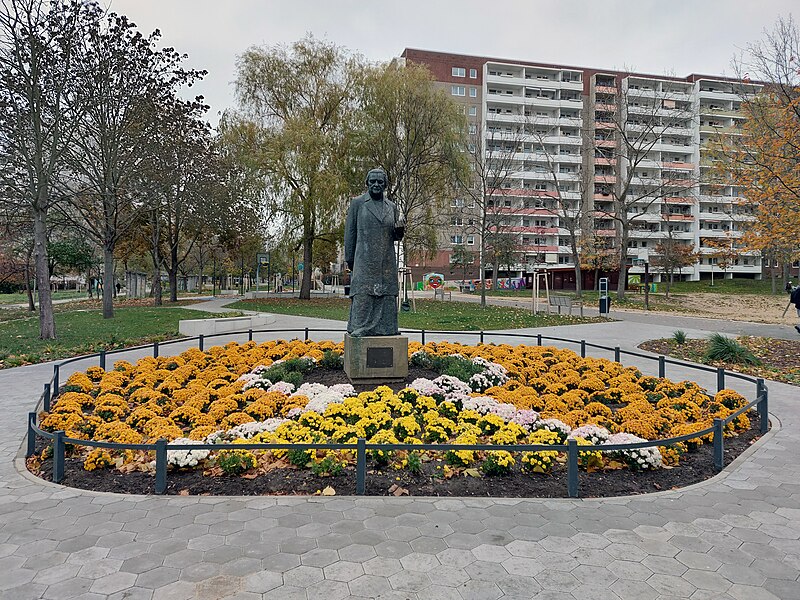 File:Statue Clara-Zetkin-Park (Marza) Clara Zetkin&Gerhard Thieme&19992.jpg