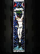 Janela de crucificação na St James's Church, Staveley, Cumbria