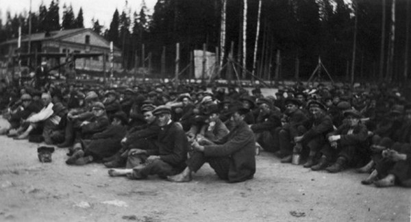 A group of "red prisoners" at the prison camp of Dragsvik, Ekenäs in 1918 after the Finnish Civil War