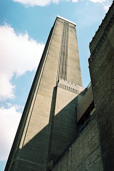 File:Tate Modern - exteriér II. (3. 10. 2004).JPG