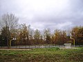 Le terrain de basket-ball, le boulodrome extérieur et la table de ping-pong.