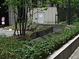 東京都千代田区 丸の内トラストタワーN館前 北町奉行所跡 再開発事業によって出土され再現された石組みの下水溝の一部（2020年5月）