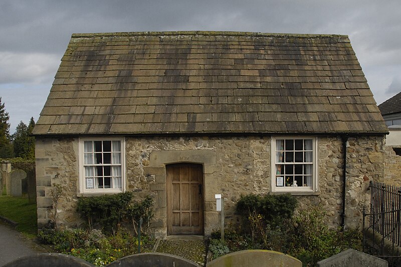 File:The old Grammar School in the churchyard of St Gregory's Church, Bedale.jpg