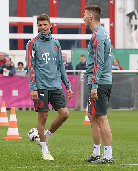 File:Thomas Mueller Niklas Suele Training 2019-04-10 FC Bayern Muenchen-1.jpg