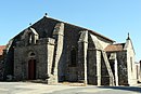 L'église romane (porche flanqué de lions).