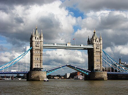 Tập tin:Tower Bridge,London Getting Opened 2.jpg