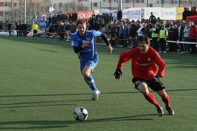 Narva Transi (punases) ja Tartu Tammeka (sinises) vaheline kohtumine jalgpallis