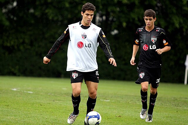 Hernanes and Oscar training for São Paulo in 2009