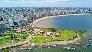 El estuario del Río de la Plata baña las costas de Montevideo.