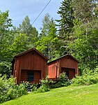 Två bodar vid Sjundeå hembygdsmuseum.