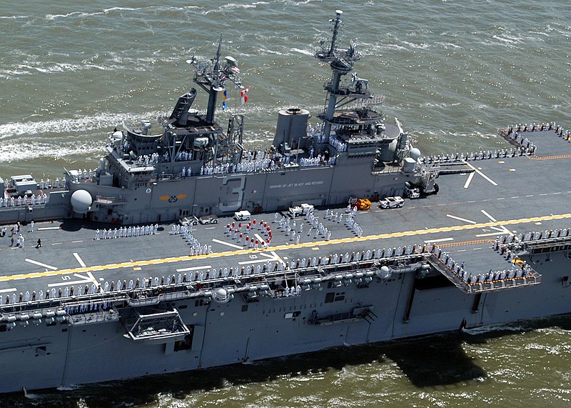 File:US Navy 060524-N-7921G-066 Sailors spell out the message I Love New York, on the flight deck aboard the amphibious assault ship USS Kearsarge (LHD 3).jpg