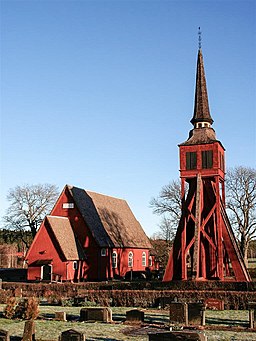 Kirken med klokketårnet.