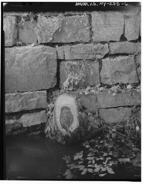 File:View west, west wall-detail lower half of wall - Champlain Canal, Wall, East-northeast of NY State Route 32 Bridge, Waterford, Saratoga County, NY HAER NY,46-WAFO,2-6.tif