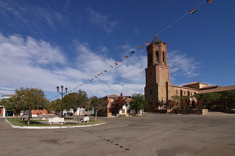 File:Villarrín de Campos, Plaza de España, Iglesia de la Asunción de Nuestra Sra.jpg