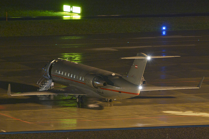 File:Vista Jet Canadair CRJ100SE; OE-ILY@ZRH;26.11.2012 680aa (8224036852).jpg