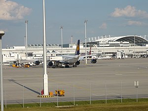 Flughafen München: Lage, Verkehrsanbindung, Geschichte