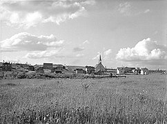 Vue de l'église et du village de Saint-Elzéar, comté de Bonaventure. À droite: maison du premier colon arrivé à cet endroit, en 1929.