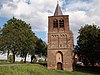 Vlak opgaande toren van de Nederlands Hervormde Kerk met banden van tuf in de benedengeledingen; ingestort kruisgewelf over de benedenruimte